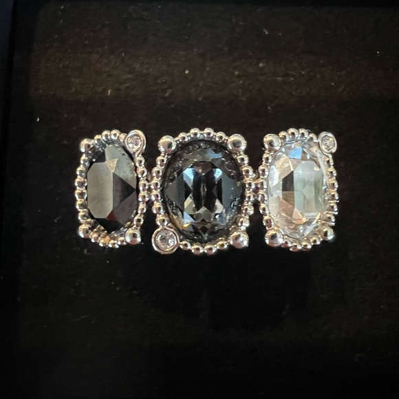 Swarovski Crystal 3 Stone Ring - Picture 2 of 6